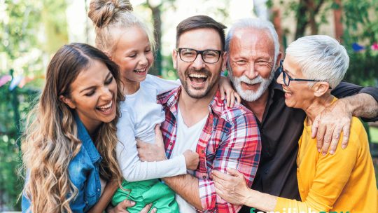 Zoon met vrouw en ouders familiebank