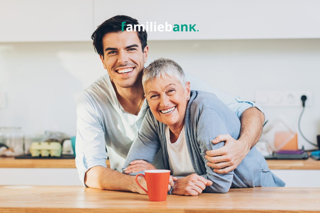 ouder helpt kind met Familiebank