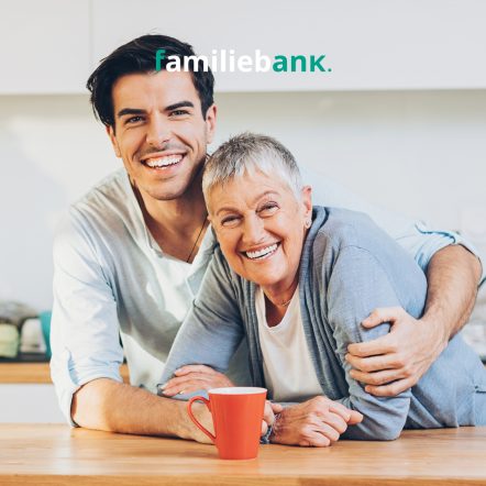 ouder helpt kind met Familiebank