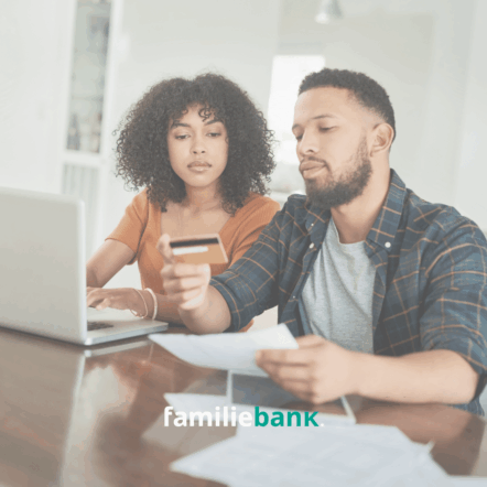 stel bekijkt familiehypotheek