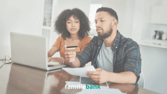 stel bekijkt familiehypotheek