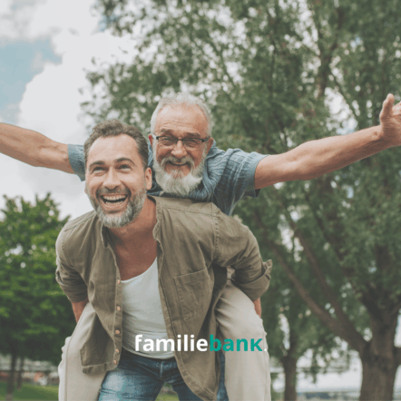 Vader bij zoon op rug na regelen familiehypotheek