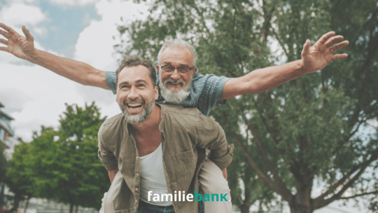 Vader bij zoon op rug na regelen familiehypotheek